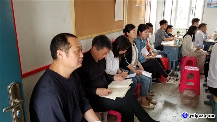 石云峰校长深入课堂开展听评公开课活动