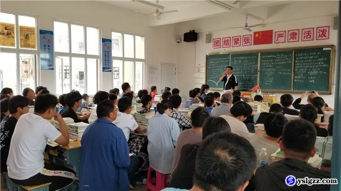 石云峰校长深入课堂开展听评公开课活动