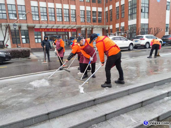 迎战低温雨雪冰冻天气，英山理工中专在行动