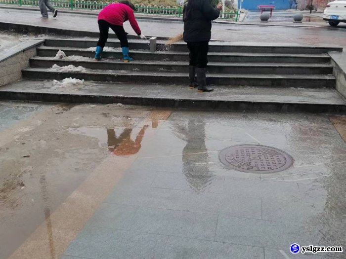 迎战低温雨雪冰冻天气，英山理工中专在行动