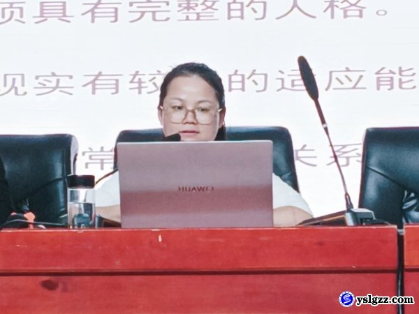 我校举行高一女生身心健康专题讲座