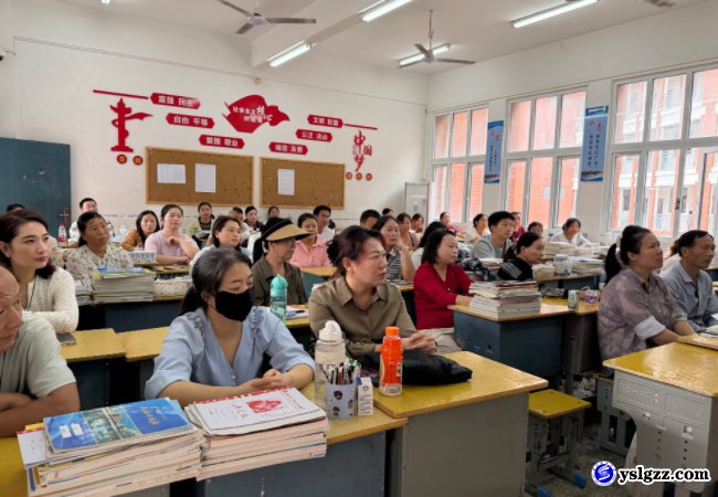 我校召开高一年级家长会