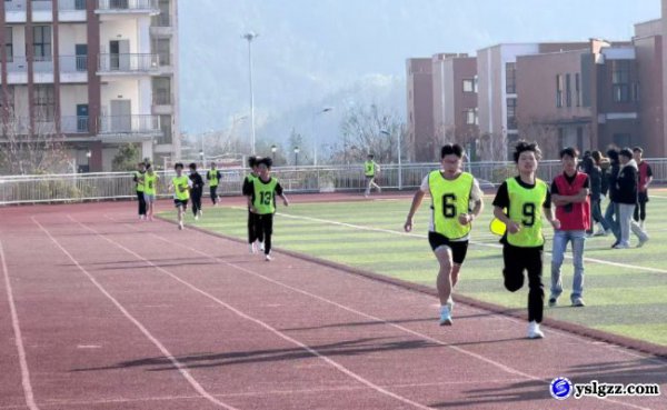 汗水诠释青春，拼搏凝聚力量