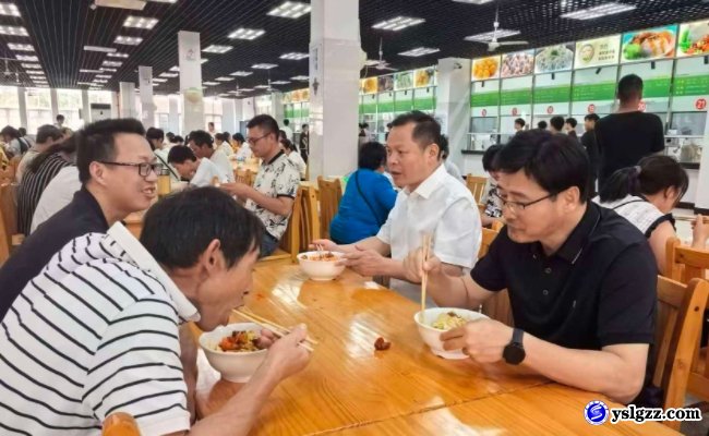 敞后厨听民意   守护舌尖安全