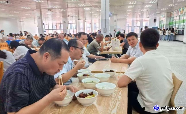 敞后厨听民意   守护舌尖安全