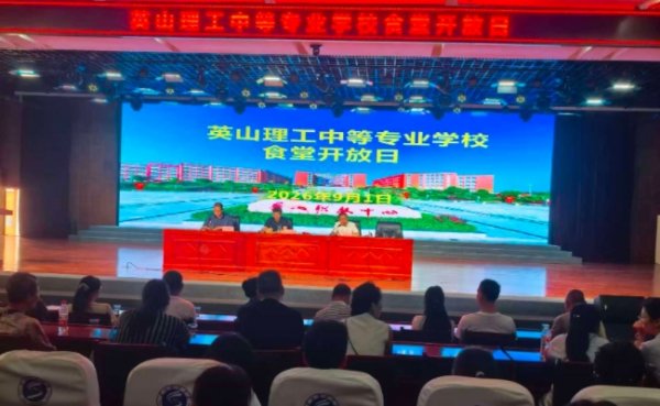 敞后厨听民意   守护舌尖安全